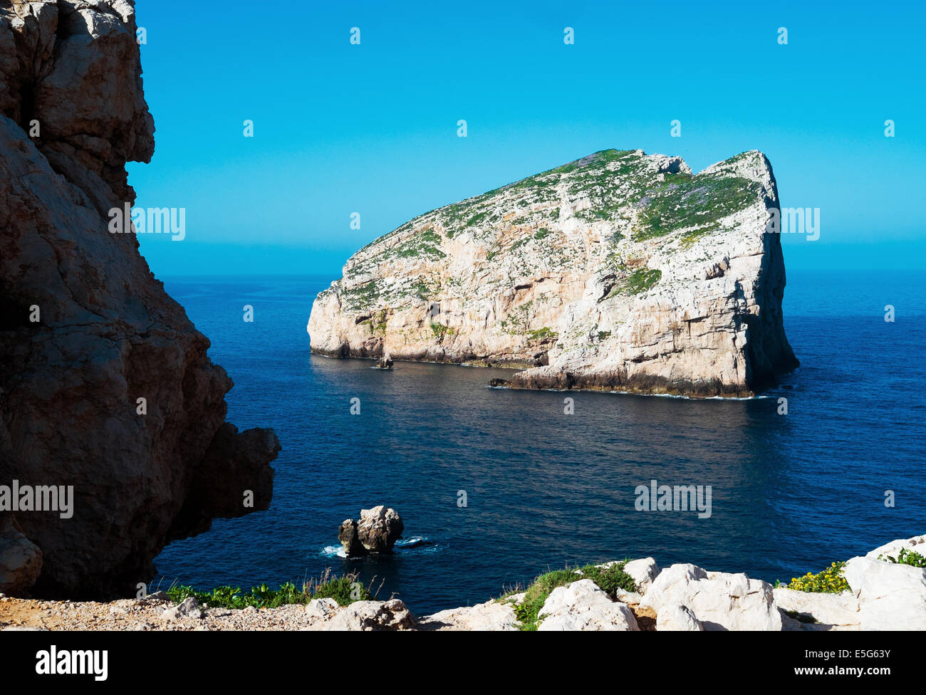 Isola Foradada a Capo Caccia scogliera vicino ad Alghero, Sardegna, Italia Foto Stock