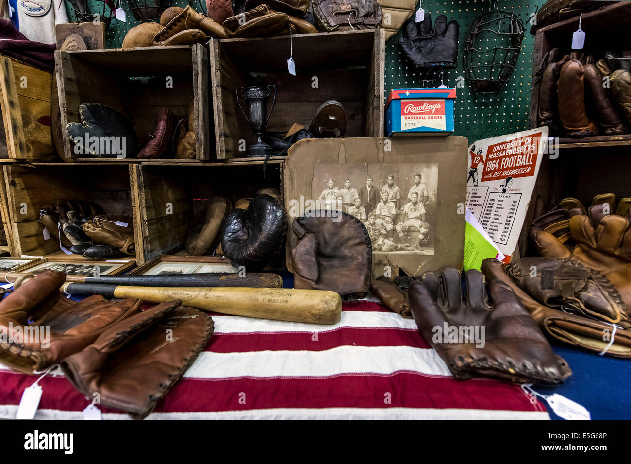 Cleveland, Ohio, USA. Il 30 luglio, 2014. Memorabilia sportivi è offerto in vendita nel corso della trentacinquesima sport nazionale collezionisti convenzione presso il Centro X. I cinque giorni di spettacolo, il più grande del suo genere nel paese, a cui sono attesi più di 40.000 partecipanti. Tra le offerte sono in persona autografo ingaggi da più di 100 celebrità dello sport, nonché le schede di Sport, giocattoli, gioco-utilizzate maglie e una cornucopia di altri cimeli da collezione. © Brian Cahn/ZUMA filo/Alamy Live News Foto Stock