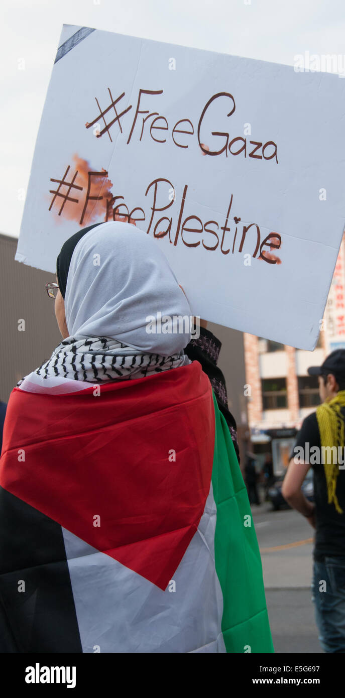 Montreal, Canada. Il 30 luglio, 2014. Montrealers ha avuto sulle strade per protestare contro il bombardamento continuo della striscia di Gaza che è risultante in un numero crescente di palestinesi vittime civili. Credito: Megapress/Alamy Live News Foto Stock