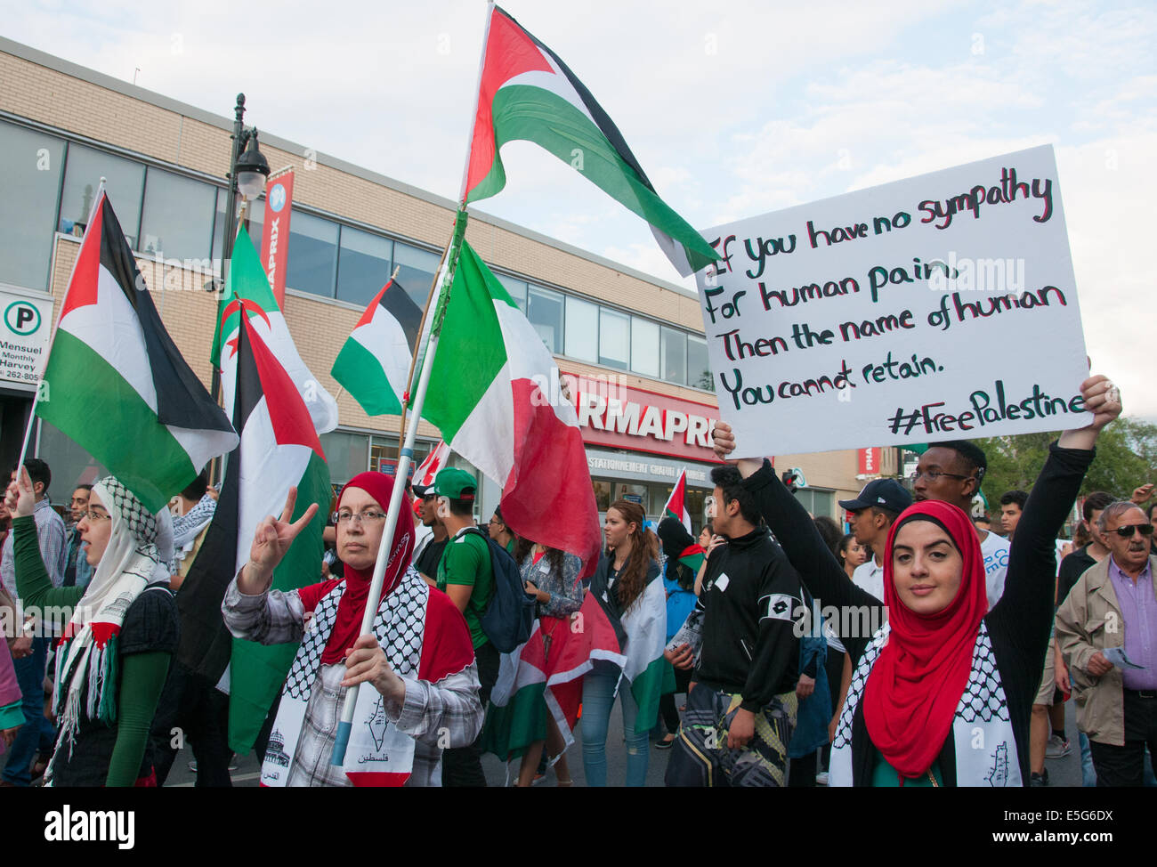 Montreal, Canada. Il 30 luglio, 2014. Montrealers ha avuto sulle strade per protestare contro il bombardamento ininterrotta della striscia di Gaza che è risultante in un numero crescente di civili palestinesi casulaties. Credito: Megapress/Alamy Live News Foto Stock
