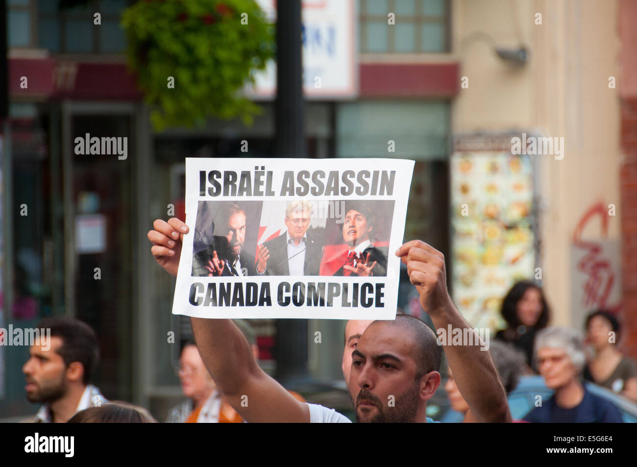 Montreal, Canada. Il 30 luglio, 2014. Montrealers ha avuto sulle strade per protestare contro il bombardamento ininterrotta della striscia di Gaza che è risultante in un numero crescente di civili palestinesi casulaties. Credito: Megapress/Alamy Live News Foto Stock