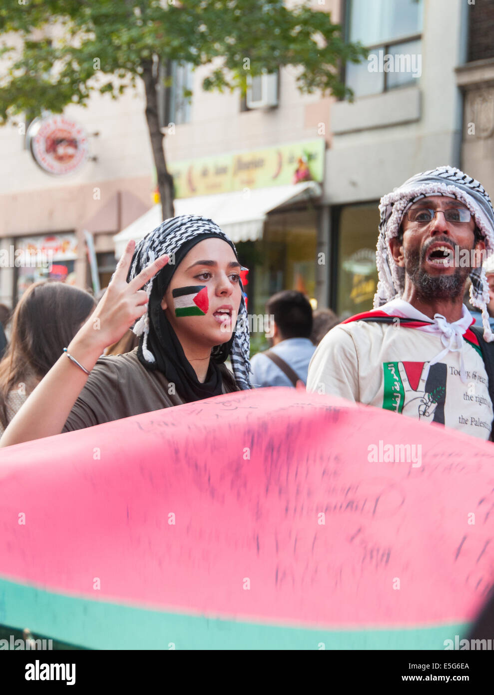 Montreal, Canada. Il 30 luglio, 2014. Montrealers ha avuto sulle strade per protestare contro il bombardamento continuo della striscia di Gaza che è risultante in un numero crescente di palestinesi vittime civili. Credito: Megapress/Alamy Live News Foto Stock