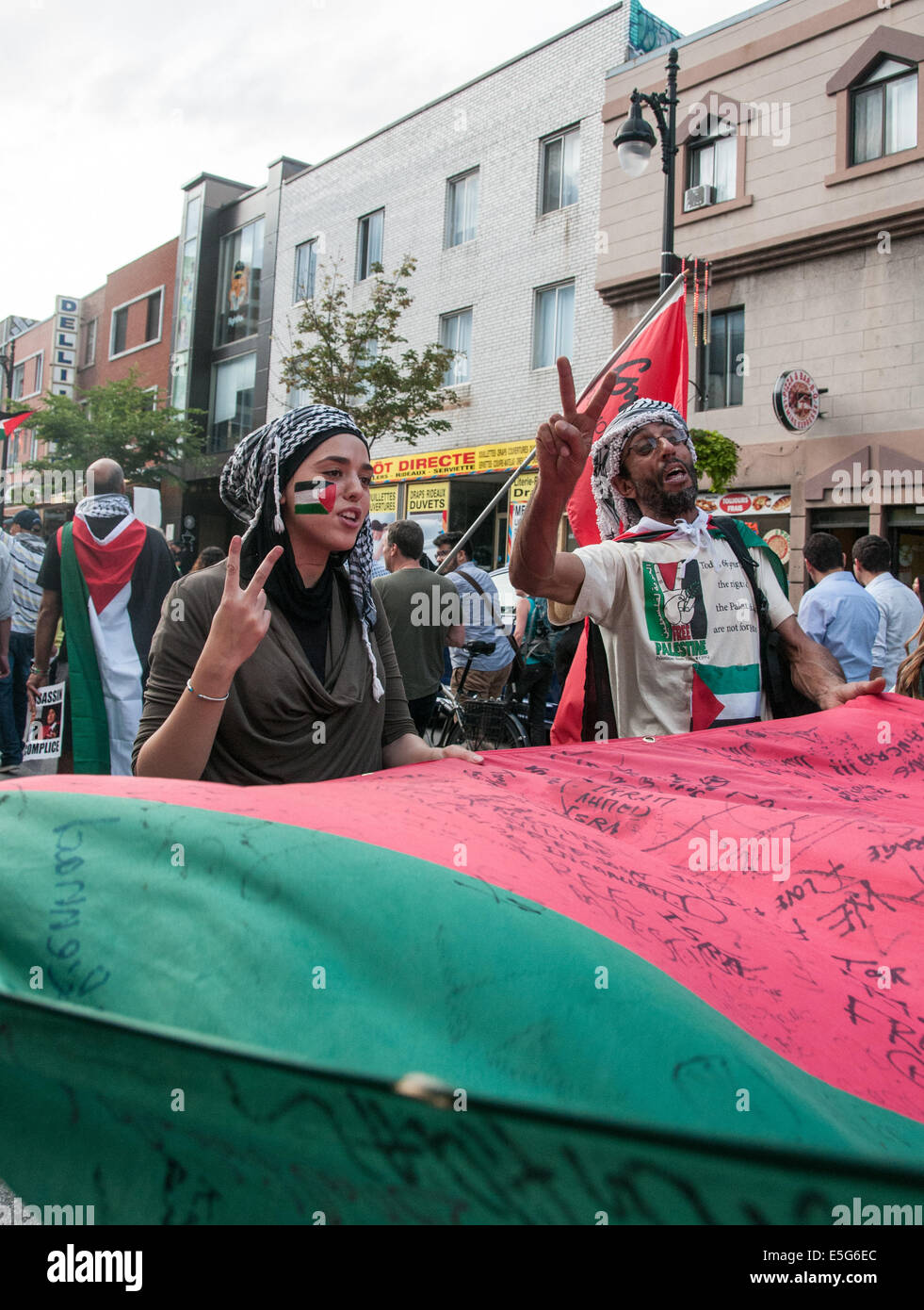 Montreal, Canada. Il 30 luglio, 2014. Montrealers ha avuto sulle strade per protestare contro il bombardamento ininterrotta della striscia di Gaza che è risultante in un numero crescente di civili palestinesi casulaties. Credito: Megapress/Alamy Live News Foto Stock