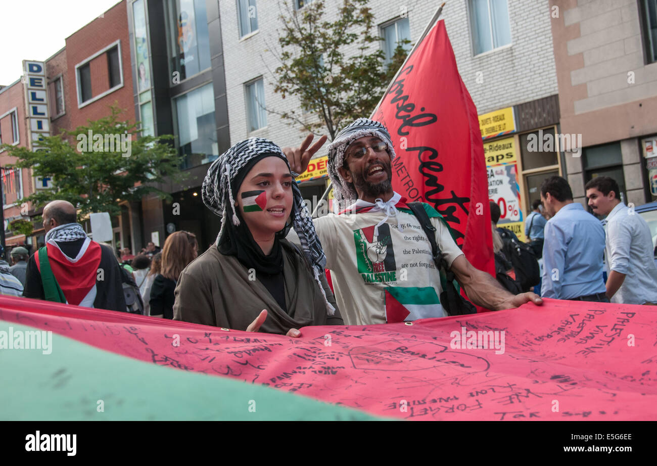 Montreal, Canada. Il 30 luglio, 2014. Montrealers ha avuto sulle strade per protestare contro il bombardamento ininterrotta della striscia di Gaza che è risultante in un numero crescente di civili palestinesi casulaties. Credito: Megapress/Alamy Live News Foto Stock
