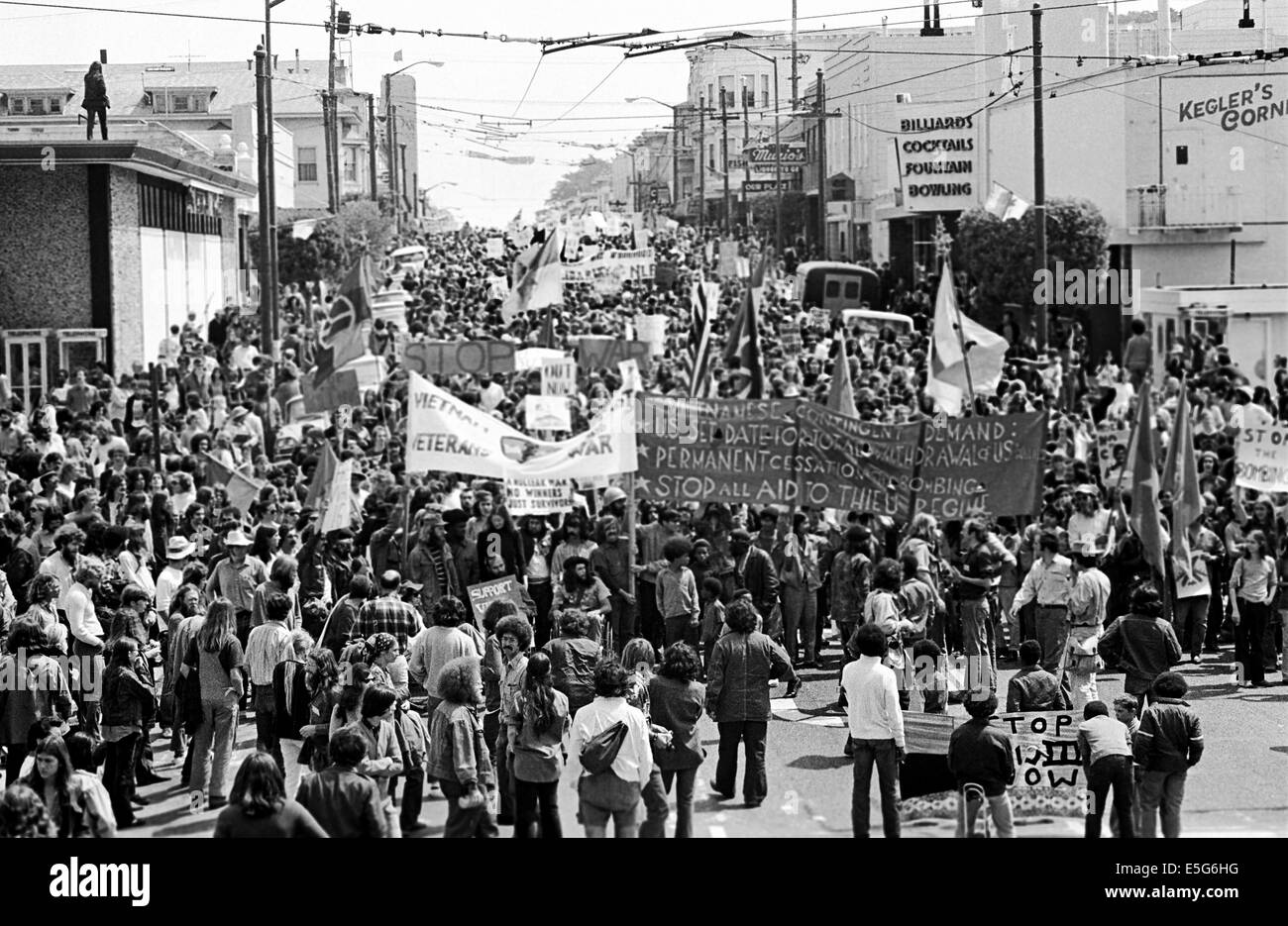 Anti-guerra di manifestanti prendere la strada di San Francisco con la guerra in Vietnam ancora in corso, e Richard Nixon U.S. Presidente promettenti per la fine della guerra. Foto Stock