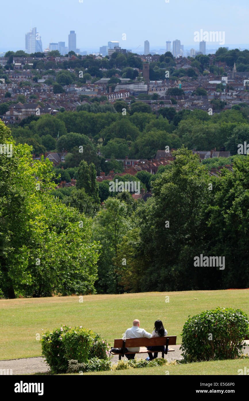 Londra visto da Alexandra Palace a Muswell Hill con vista in lontananza la città di Londra Foto Stock