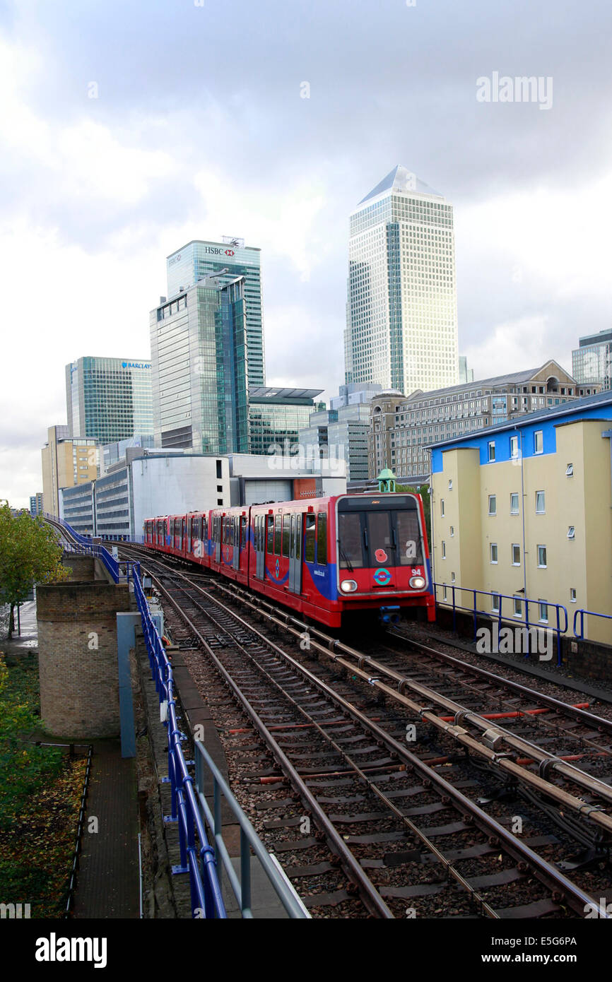 Docklands Light Railway (DLR) e le torri di Canary Wharf, Londra Foto Stock