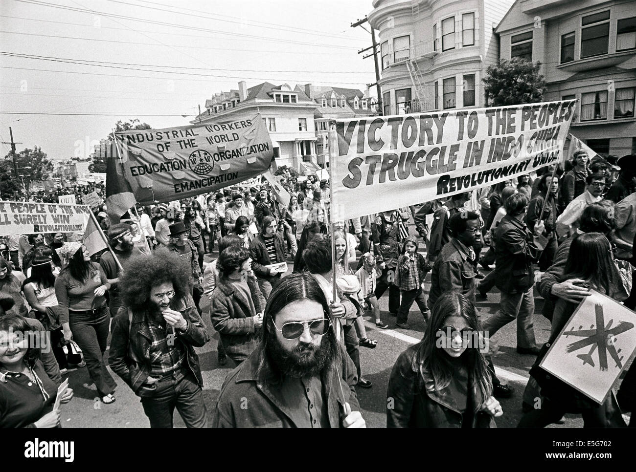 Anti-guerra di manifestanti prendere la strada di San Francisco con la guerra in Vietnam ancora in corso, e Richard Nixon U.S. Presidente promettenti per la fine della guerra. Foto Stock