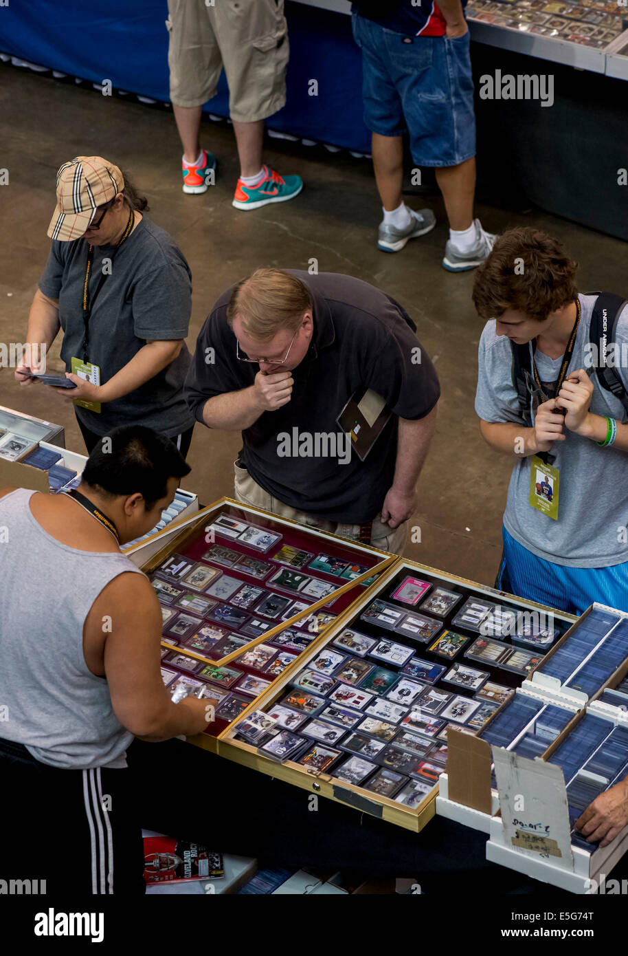 Cleveland, Ohio, USA. Il 30 luglio, 2014. Memorabilia sportivi è offerto in vendita nel corso della trentacinquesima sport nazionale collezionisti convenzione presso il Centro X. I cinque giorni di spettacolo, il più grande del suo genere nel paese, a cui sono attesi più di 40.000 partecipanti. Tra le offerte sono in persona autografo ingaggi da più di 100 celebrità dello sport, nonché le schede di Sport, giocattoli, gioco-utilizzate maglie e una cornucopia di altri cimeli da collezione. © Brian Cahn/ZUMA filo/Alamy Live News Foto Stock