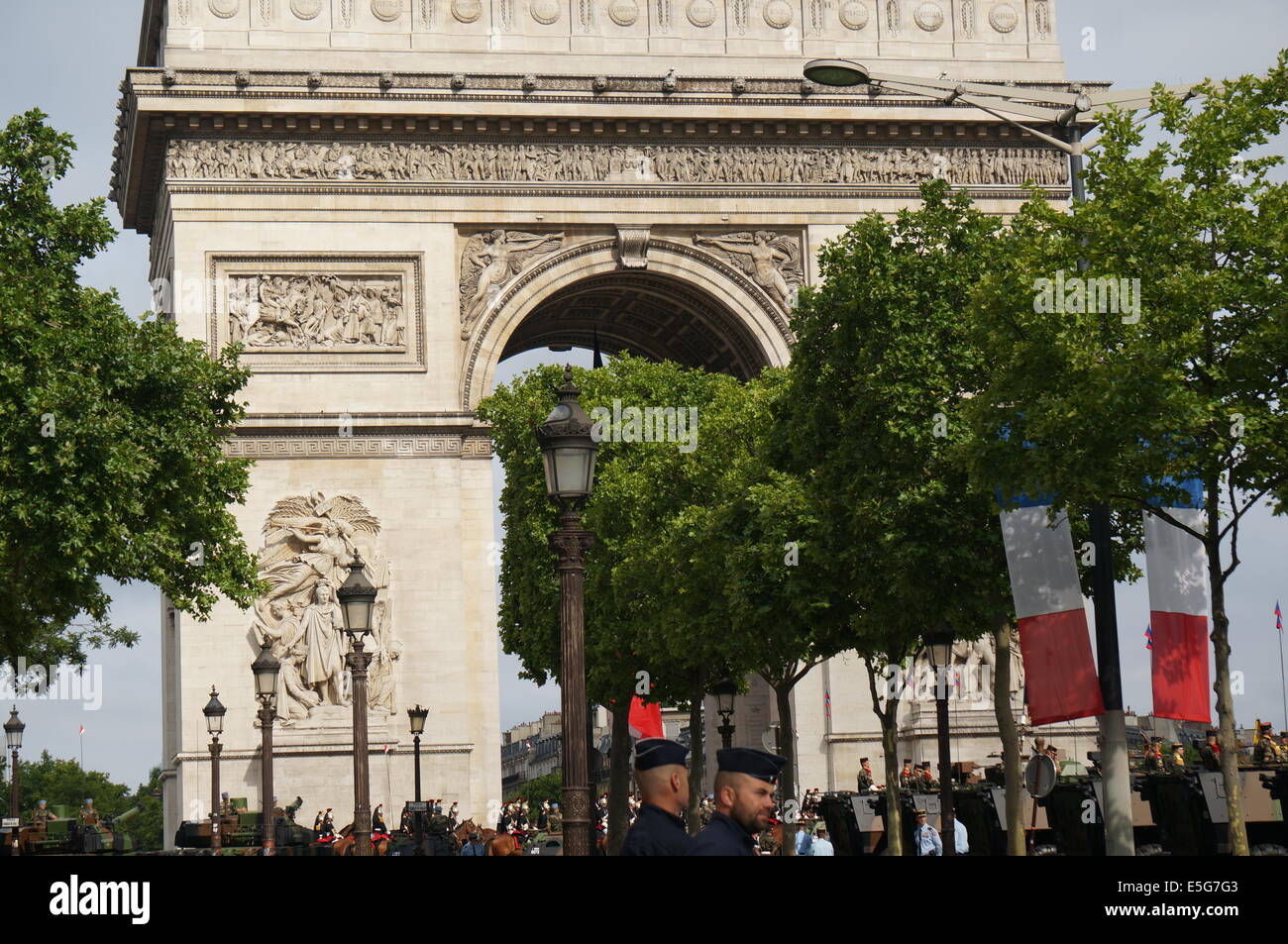 Le cisterne e i soldati di fronte all Arc de Triomphe su Avenue des Champs Elysees in attesa per la parata militare sul giorno della Bastiglia Foto Stock