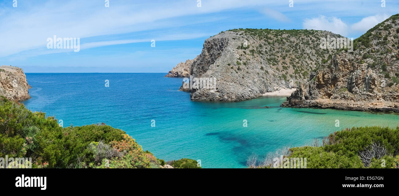 Cala Domestica spiaggia e promontorio isolato e selvaggio spiaggia lungo la costa occidentale della Sardegna, a Buggerru, Italia Foto Stock