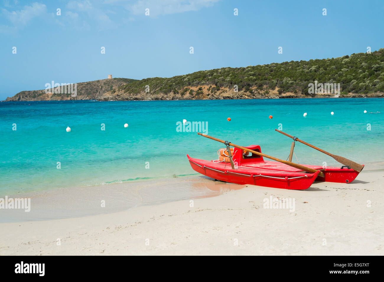 Red canotto sulla spiaggia di Tuerredda lungo la costa di Teulada, Sardegna Sud, Italia Foto Stock