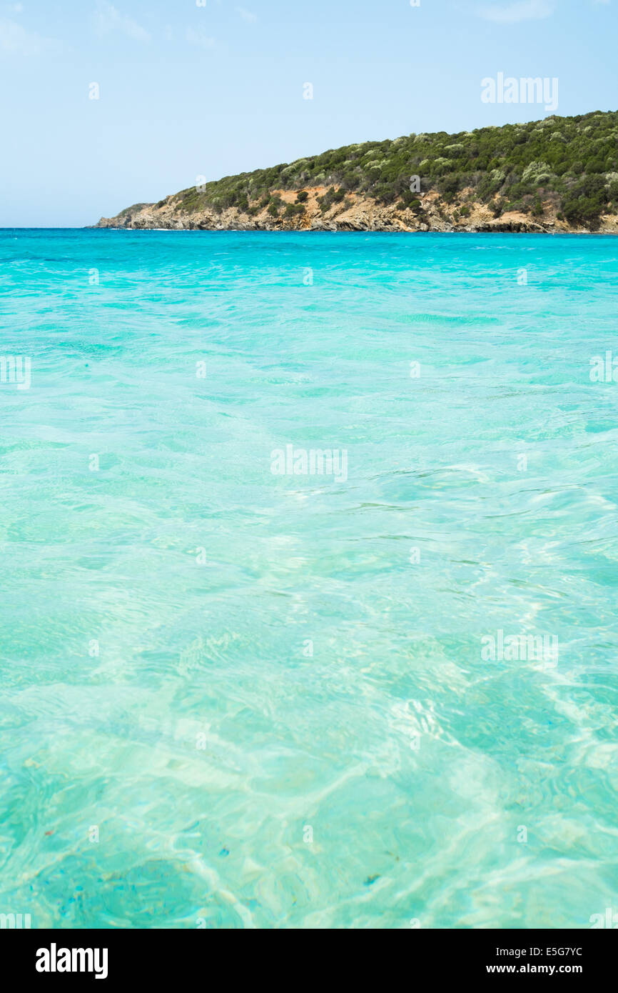 Trasparenza del mare nella spiaggia di Tuerredda lungo la costa di Teulada, Sardegna Sud, Italia Foto Stock