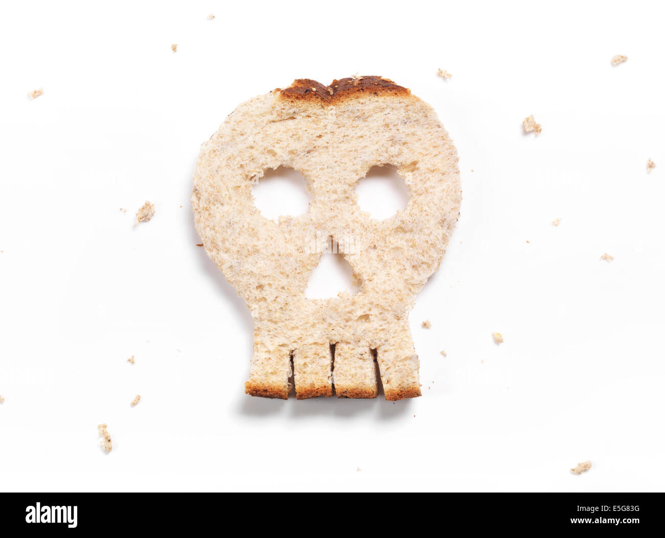 Cranio fatta di pane isolati su sfondo bianco Foto Stock