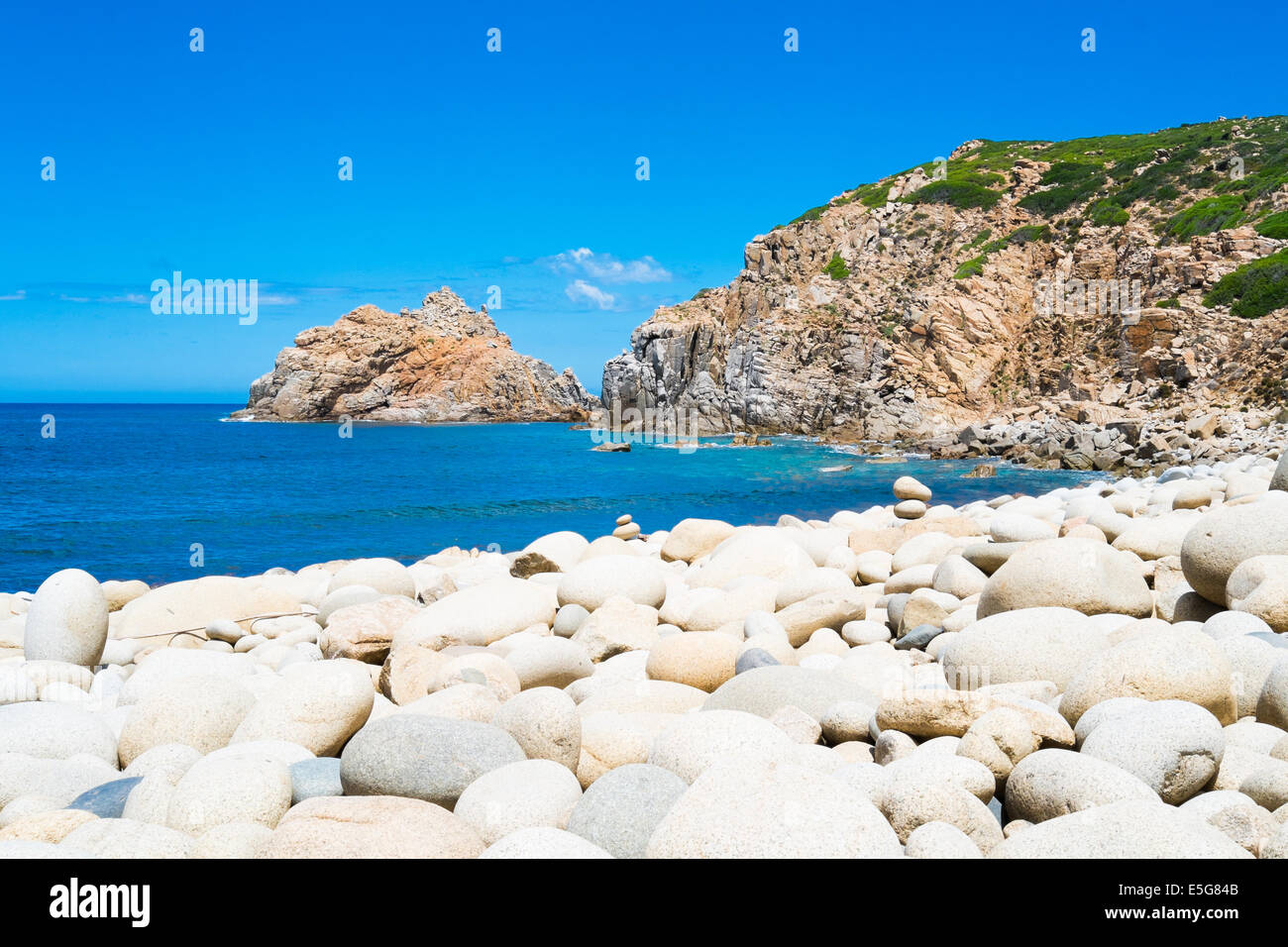 Stony spiaggia di Capo Pecora, Buggerru, Sardegna Occidentale, Italia Foto Stock