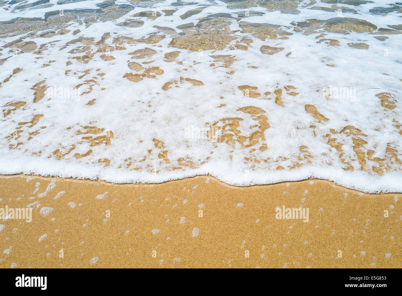 In prossimità della riva del mare con sabbia e acqua Foto Stock