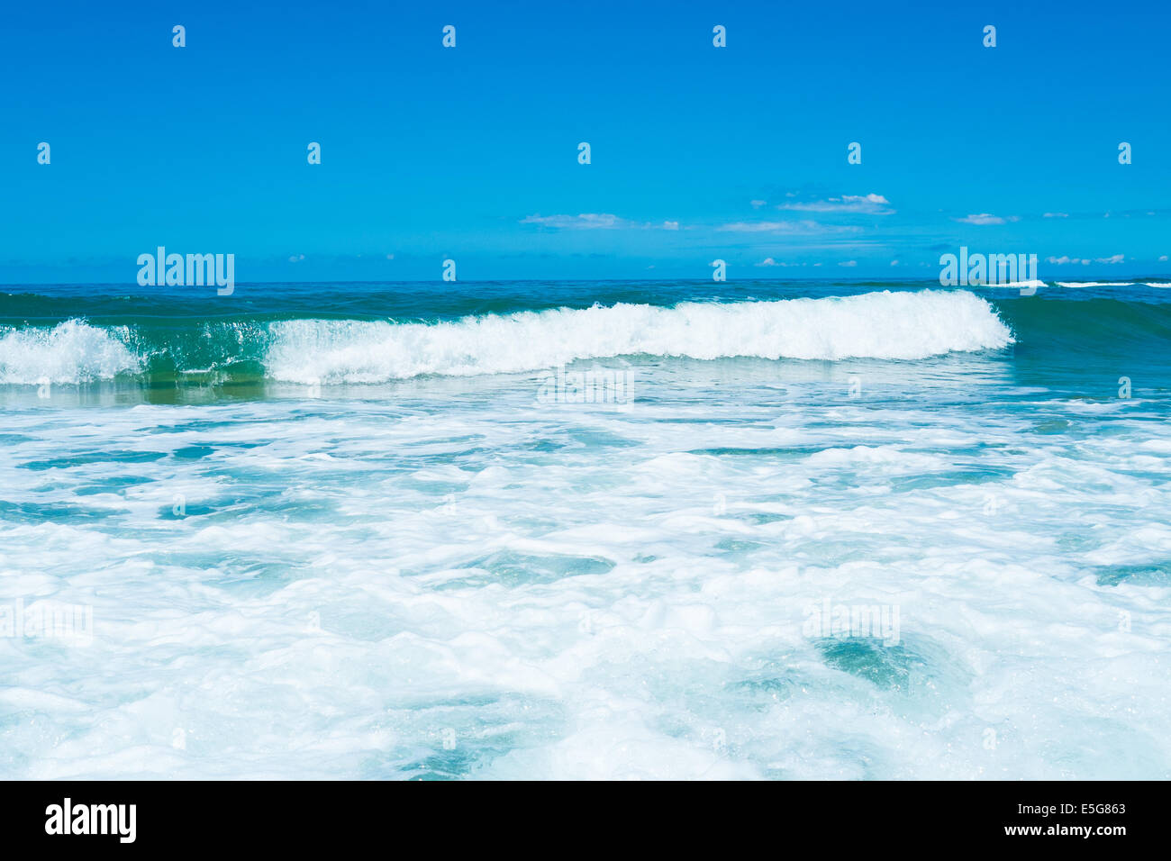 Mare vawe con acqua grezza nella spiaggia di Scivu, sardegna costa ovest, Arbus, Italia Foto Stock