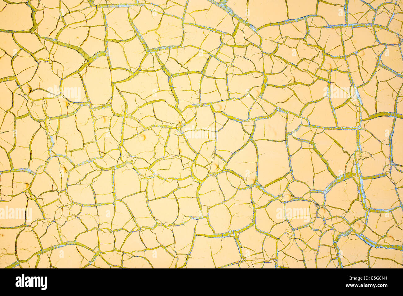 La vecchia vernice sulla porta di colore giallo Foto Stock