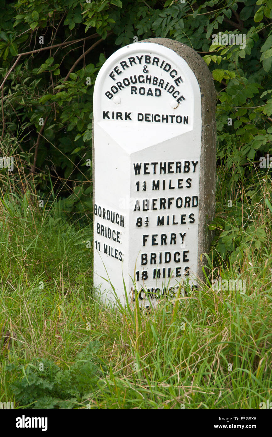 Marcatore di modo nel villaggio di Kirk Deighton, Yorkshire. Foto Stock