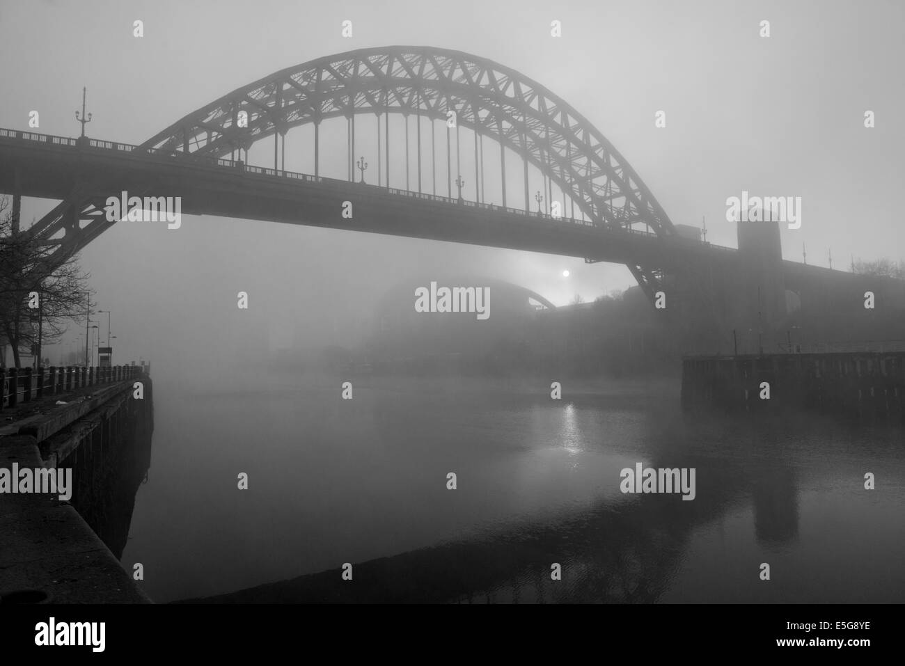 Pressione atmosferica Rising Sun, tra la salvia e il Tyne Bridge, penetrare in una nebbia sul Tyne. Foto Stock