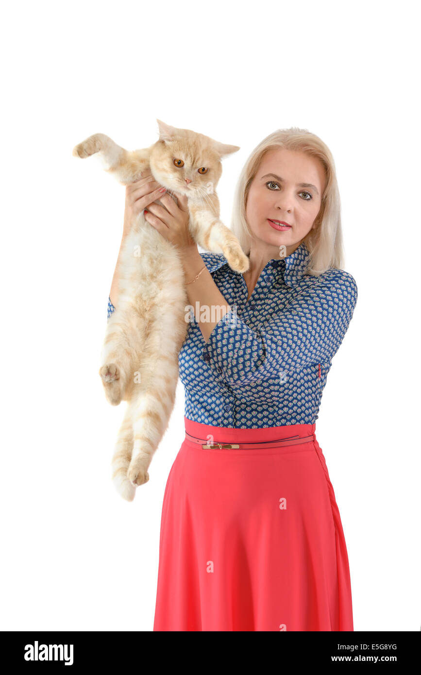 Bionda e gatto rosso su sfondo bianco Foto Stock