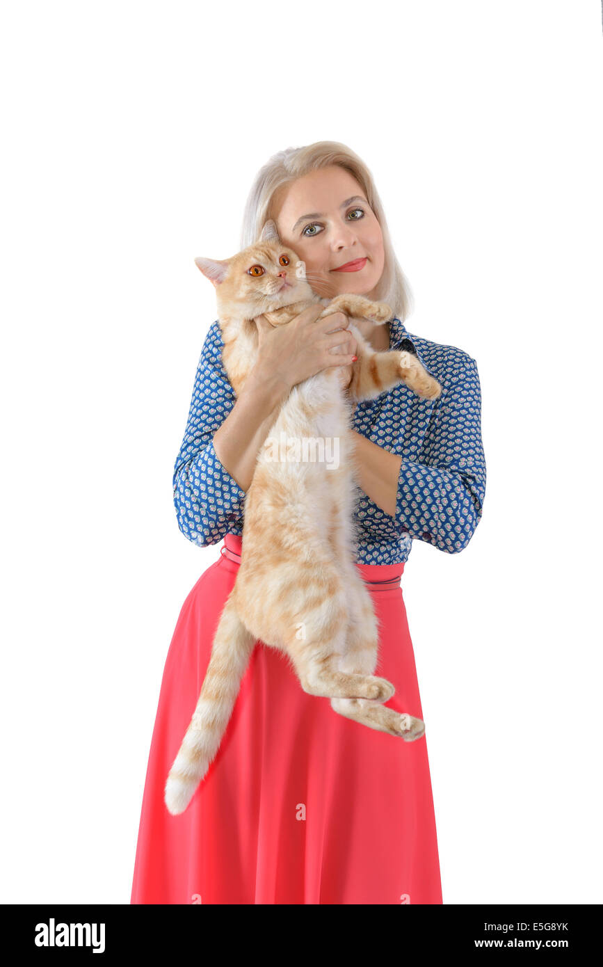 Bionda e gatto rosso su sfondo bianco Foto Stock