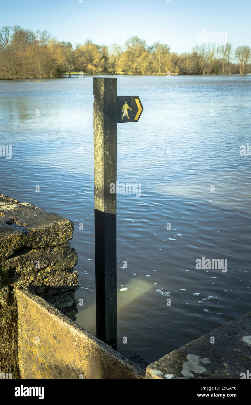 Inondazioni oscurare il diritto di strada segnata in Lacock REGNO UNITO Foto Stock