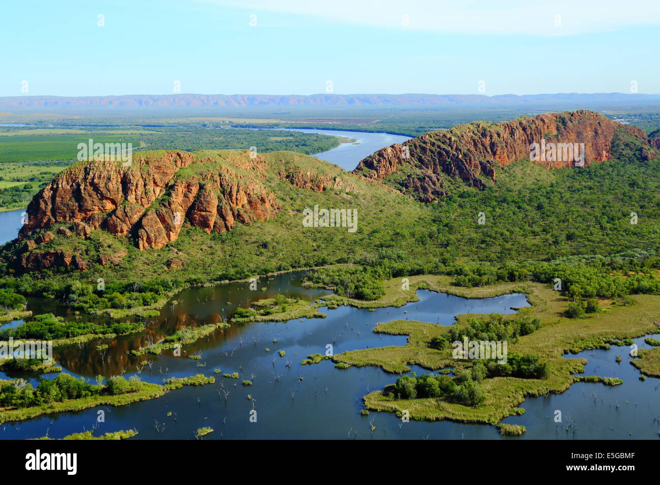 Sleeping Buddha e Lago di Kununurra come visto da un elicottero. Kununurra, Western Australia. Foto Stock