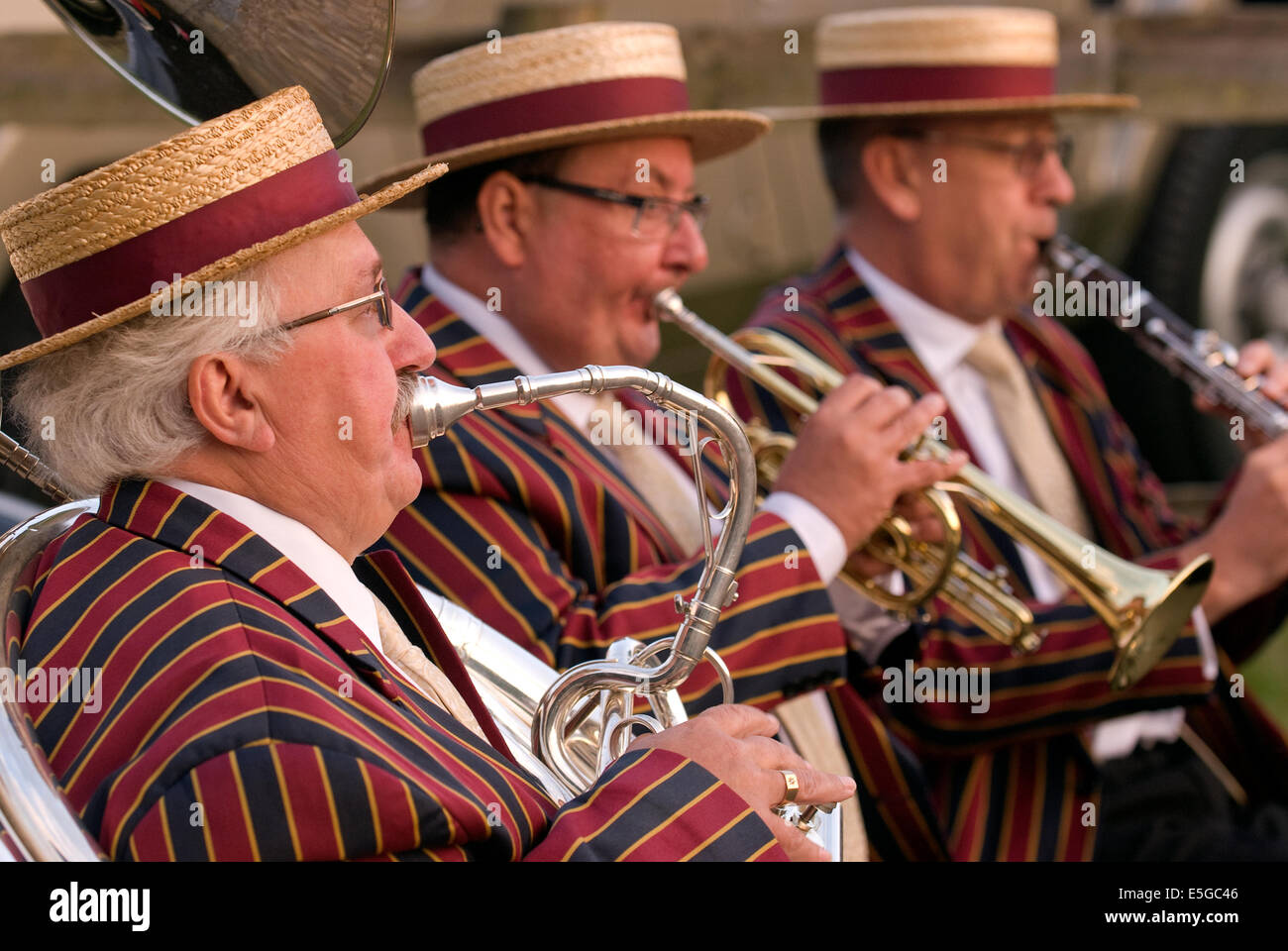 Jazz Band intrattenere le folle a un evento di raccolta fondi per le associazioni di beneficenza locali, Churt, vicino a Farnham, Surrey, Regno Unito. Foto Stock