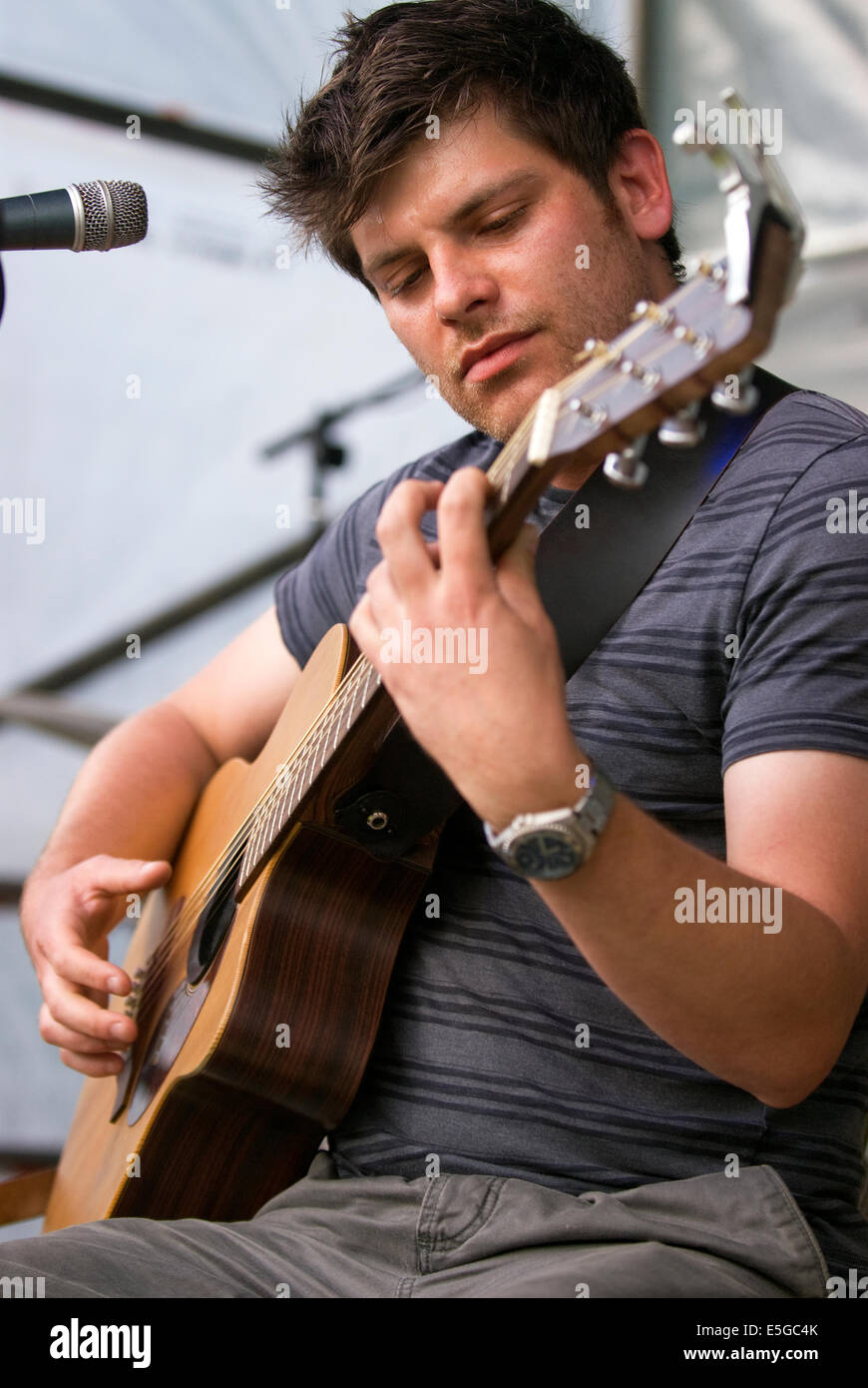 Il cantante ben fawson suonare la chitarra acustica all'annuale millfest 2014, milland, vicino a Liphook, hampshire, Regno Unito. Foto Stock