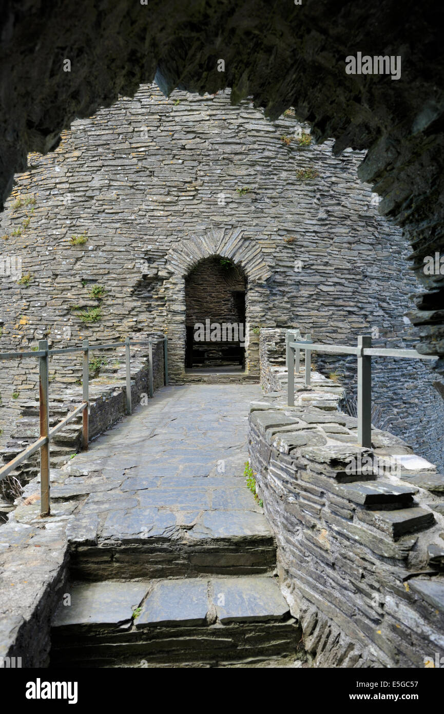 Arco circolare porta nella torre da bastioni Cilgerran Castle Cilgerran, Pembrokeshire, West Wales Foto Stock