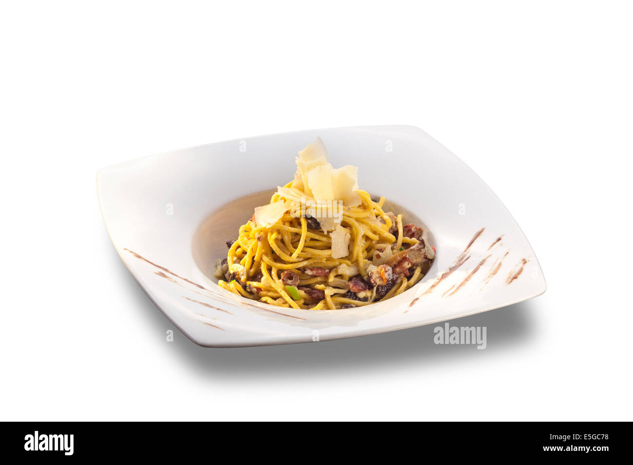 La pasta fresca con cipolla, pancetta e formaggio parmigiano izolated su sfondo bianco Foto Stock