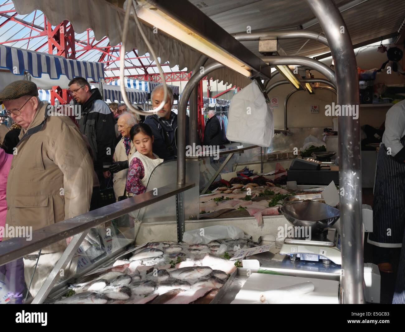 Coda di clienti presso un popolare pescivendolo shop nel mercato di Altrincham Foto Stock