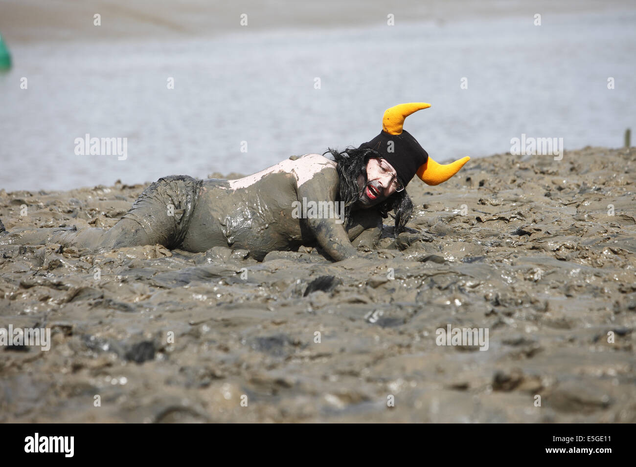 La stravagante 'Mannuale ad' Fango Maldon gara, svoltasi a tarda primavera/ all'inizio dell'estate a seconda delle maree, in Maldon Essex, Inghilterra Foto Stock