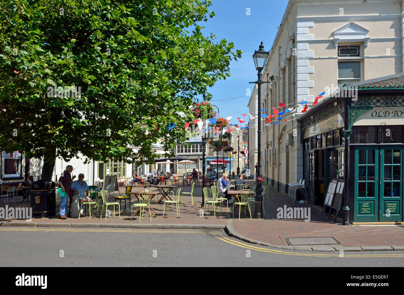 Margate, Kent, Inghilterra, Regno Unito. Cafe in luogo di mercato; municipio della città vecchia a destra - ora un Citizens Advice Bureau Foto Stock