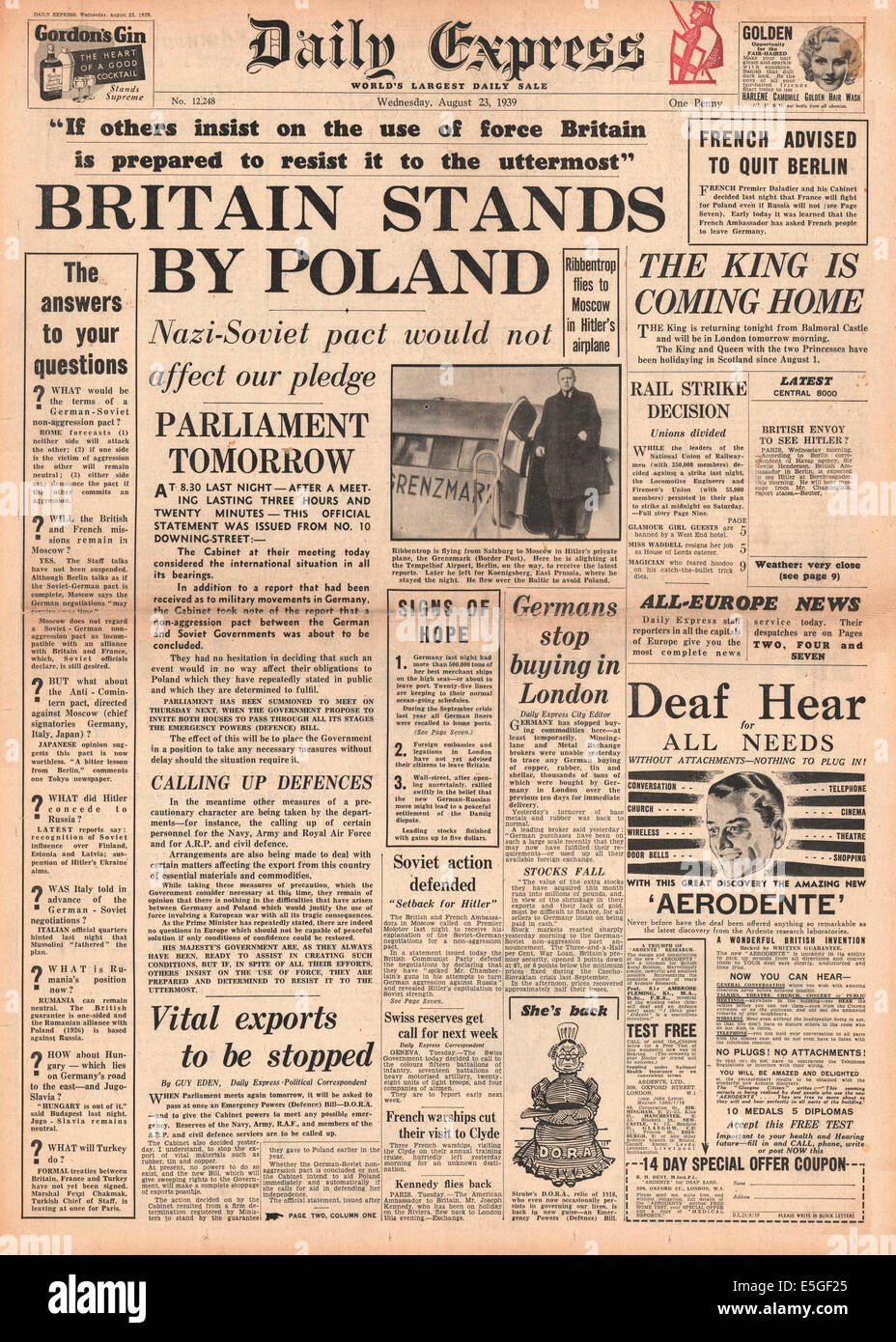 1939 Daily Express front page reporting del governo britannico di pegno in stand by Polonia se vengono attaccati Foto Stock
