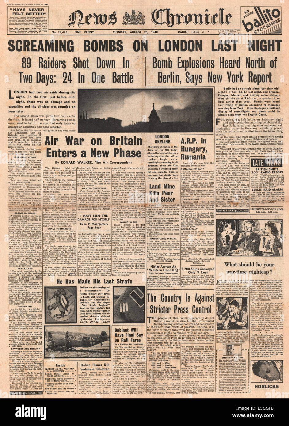 1940 News cronaca pagina anteriore reporting Luftwaffe bombardamento su Londra Foto Stock