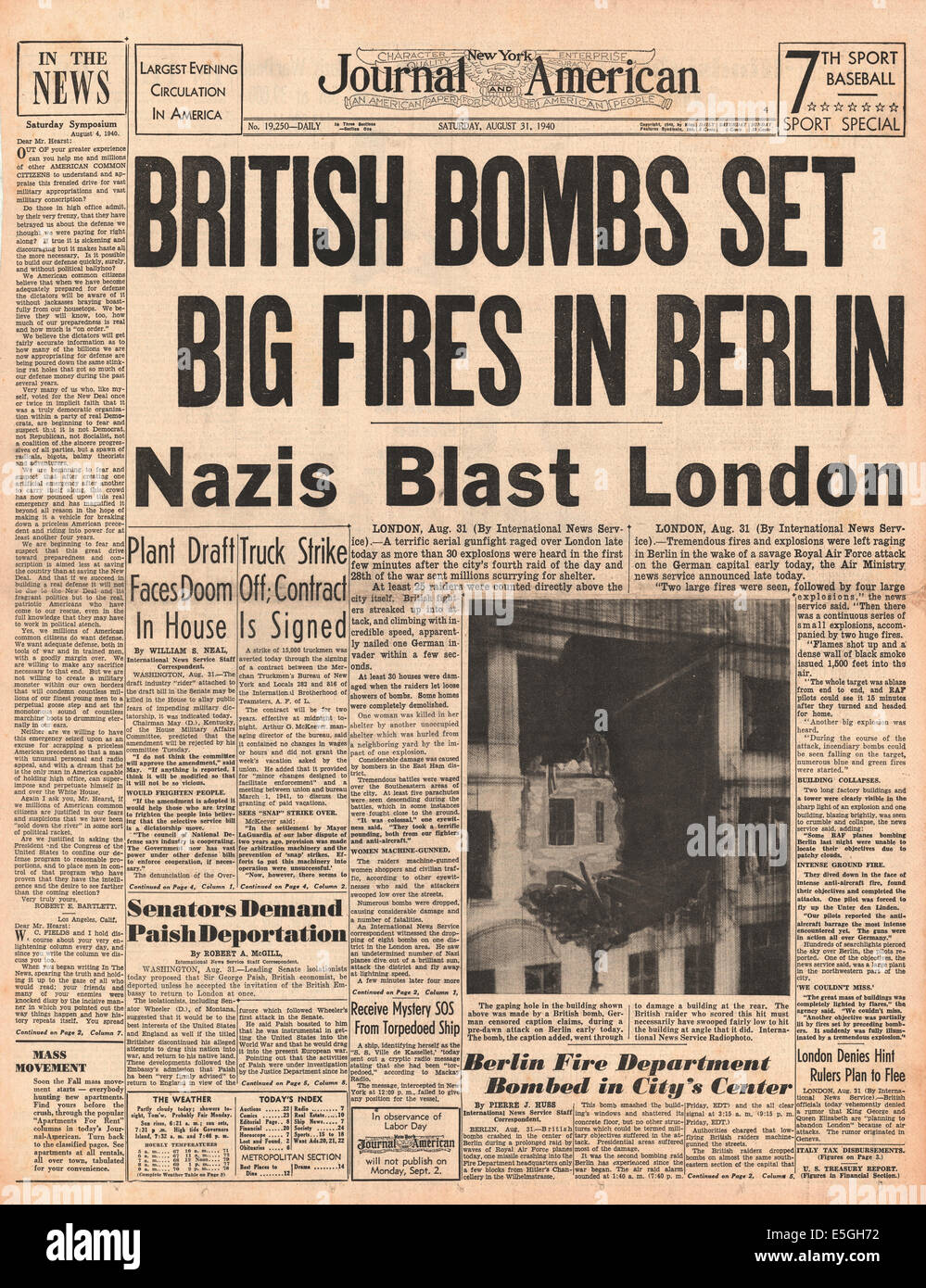 1940 New York Journal-American front page reporting Luftwaffe bombardamento su Londra e RAF il bombardamento di Berlino Foto Stock