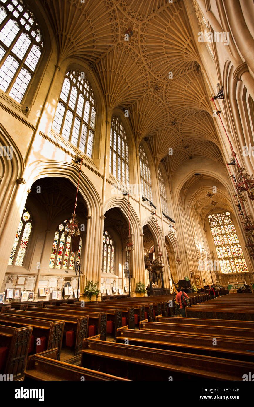 Regno Unito, Inghilterra, Wiltshire, Abbazia di Bath, interno, banchi sotto la ventola del tetto con soffitto a volta Foto Stock