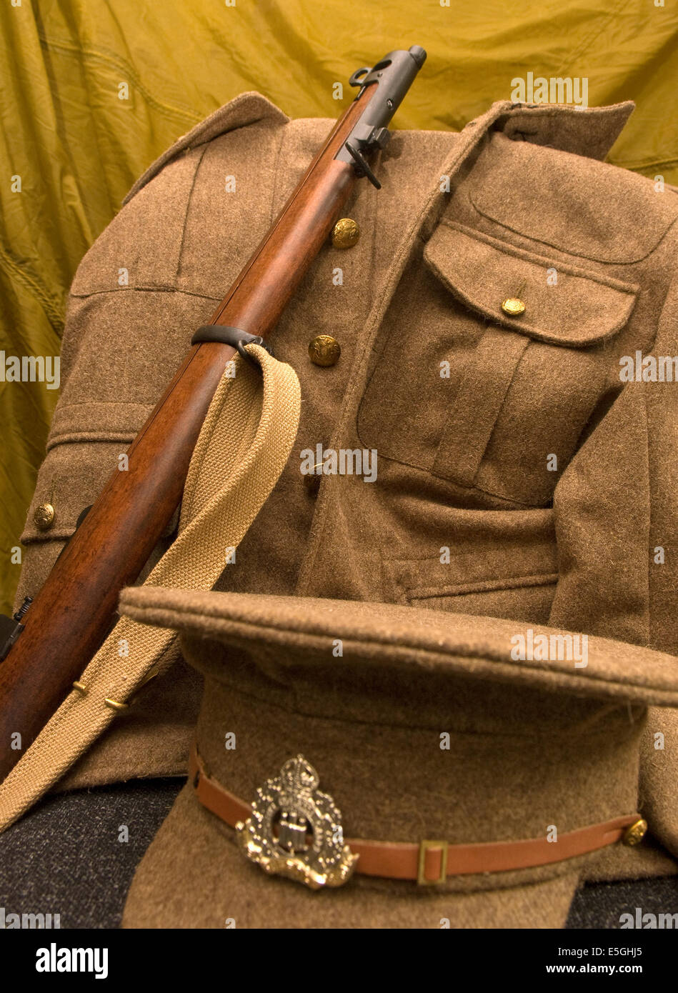 La prima guerra mondiale memorabilia sul visualizzatore in corrispondenza di una guerra mondiale un evento di storia, vicino a Haslemere, Surrey, Regno Unito. Foto Stock