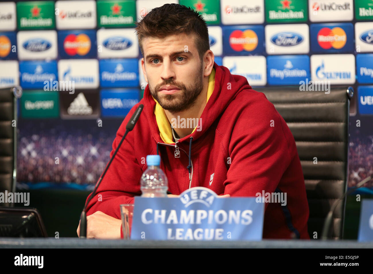 Difensore del Barcellona Gerard Pique parla alla stampa britannica davanti alla UEFA Champions League match v Manchester City Foto Stock