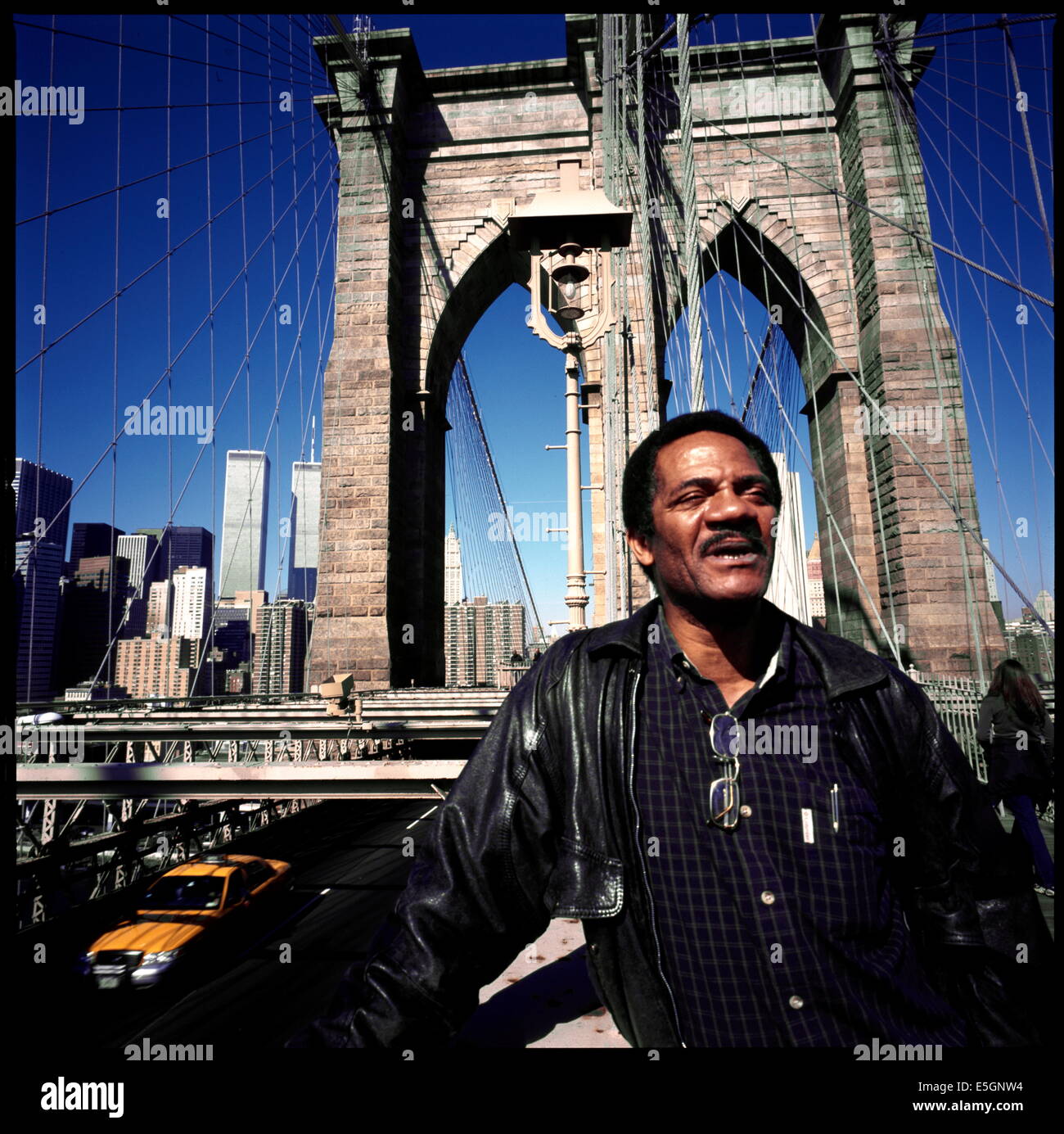 AJAXNETPHOTO. 7 ottobre 2000. New York, USA - autore americano. Lo scrittore e autore del libro Grand Central Winter Lee Straier raffigurato sul ponte di Brooklyn. Foto:Jonathan Eastland/Ajax rif:000931 FOTO:JONATHAN EASTLAND/AJAX Foto Stock
