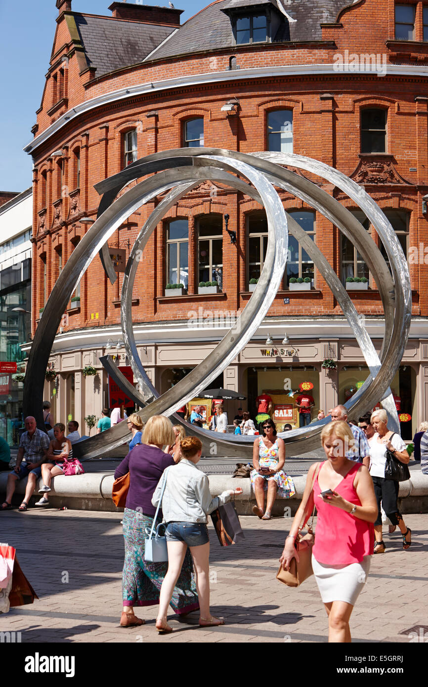 Cornmarket con lo spirito della scultura di Belfast Belfast City Centre Foto Stock
