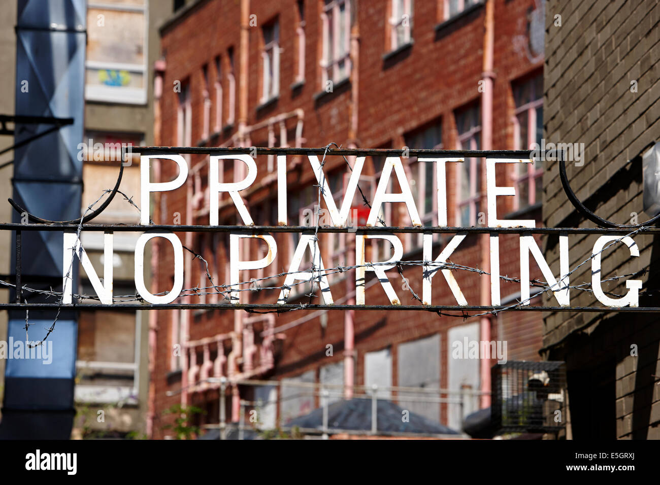 Non privato parcheggio segno avvolto in filo spinato in un centro della città nel Regno Unito Foto Stock