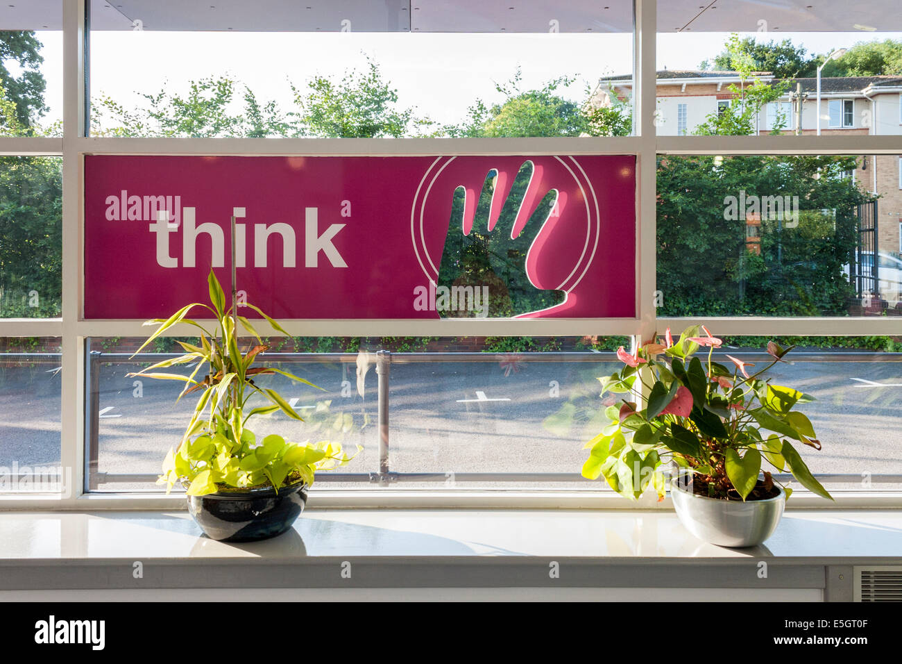 NHS 'pensare' firmare e logo per igiene delle mani sulla finestra di ingresso della clinica. Foto Stock
