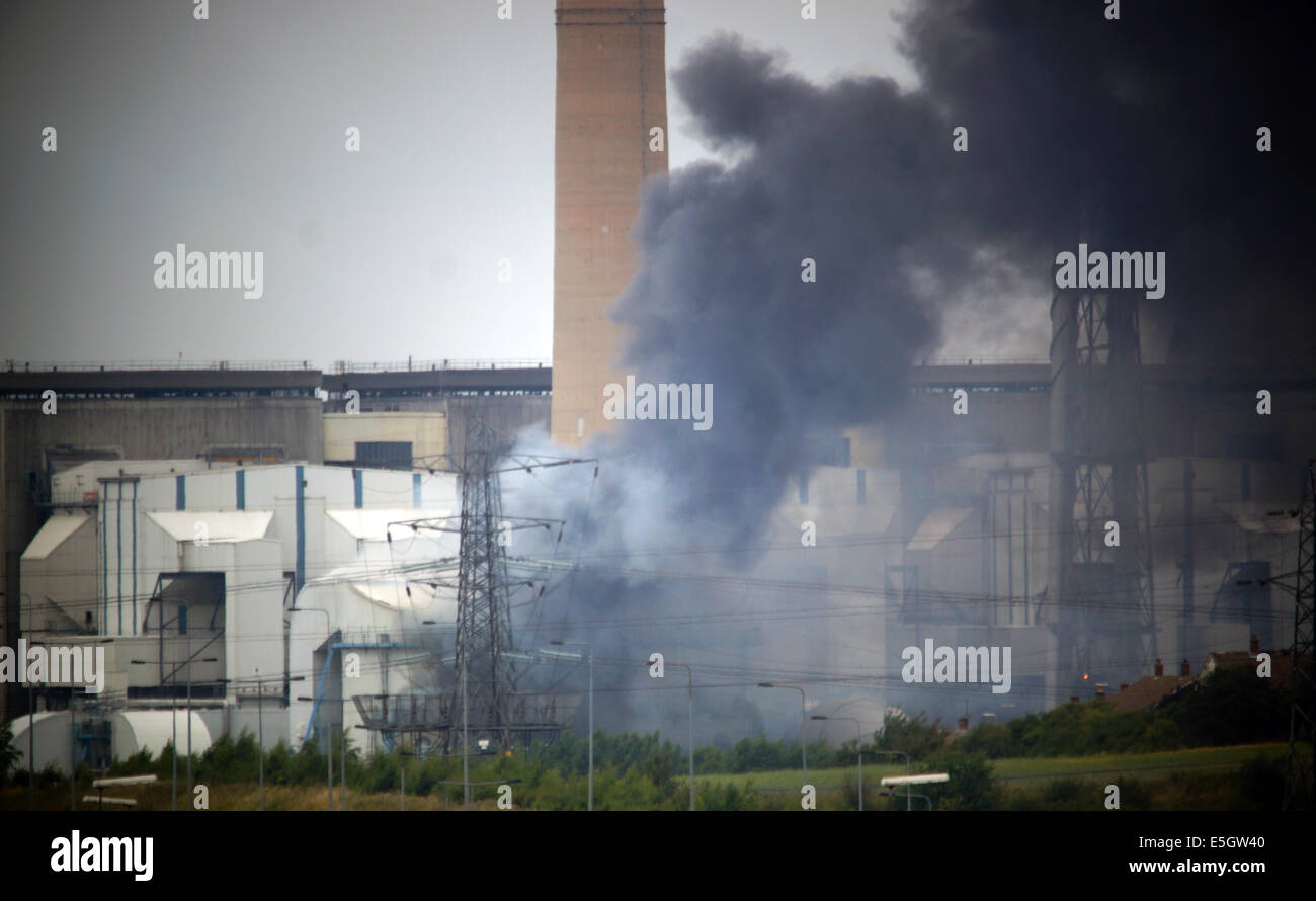 Ferrybridge, West Yorkshire, Regno Unito. 31 Luglio, 2014. Incendio scoppia a Ferrybridge 'C' Coal Fired power station Credit: Chris mcloughlin/Alamy Live News Foto Stock