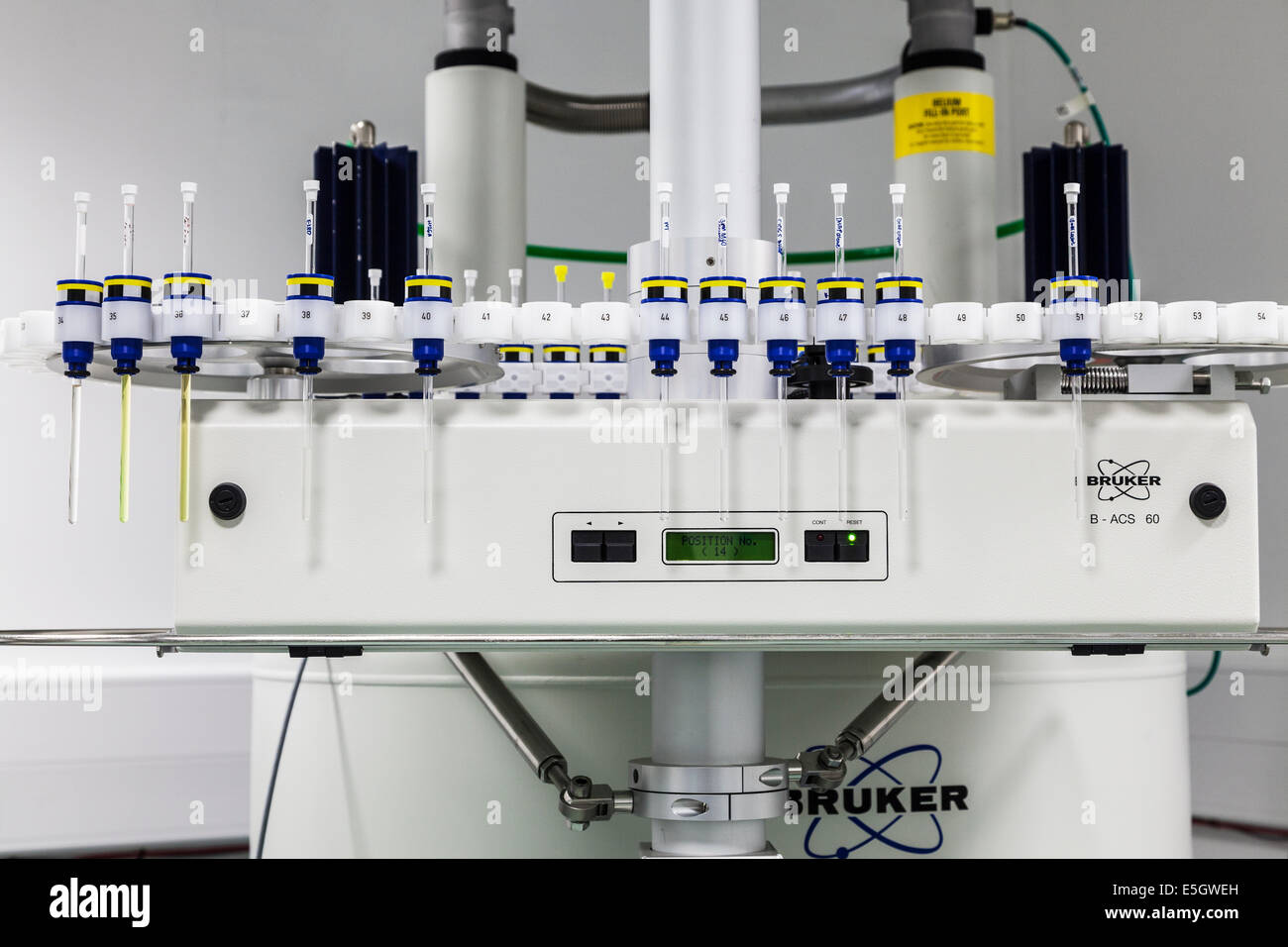 Un campione NMR nel caricatore di una ricerca scientifica di laboratorio. Foto Stock