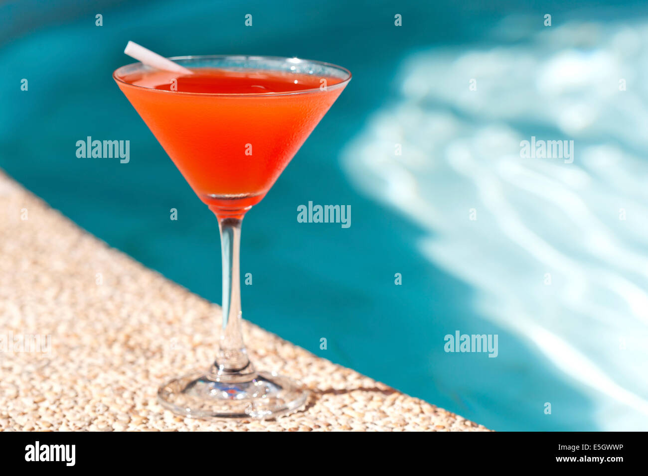 Cocktail Margarita con ghiaccio vicino alla piscina, nessuno Foto Stock