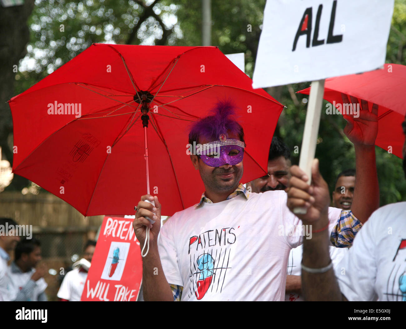 New Delhi, India. 31 Luglio, 2014. Gli attivisti del AIDS Healthcare foundation(AHF) detiene cartelloni durante la protesta contro gli aspetti relativi al commercio dei diritti di proprietà intellettuale-plus (TRIPS-plus). Gli attivisti chiedono che il governo non dovrebbe firmare l'accordo che minimizzano la fornitura di convenienti generico pillole di HIV. Credito: Anil Shakya/Pacific Press/Alamy Live News Foto Stock