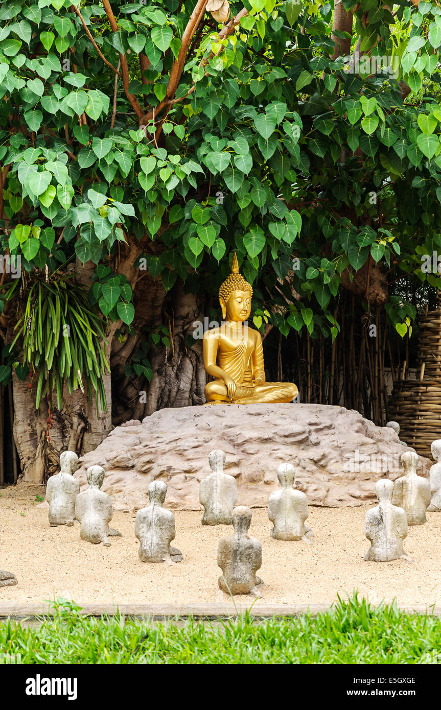 Il Buddha sotto la struttura Bo al Wat Phan-Tao tempio in Chiang Mai, Thailandia Foto Stock